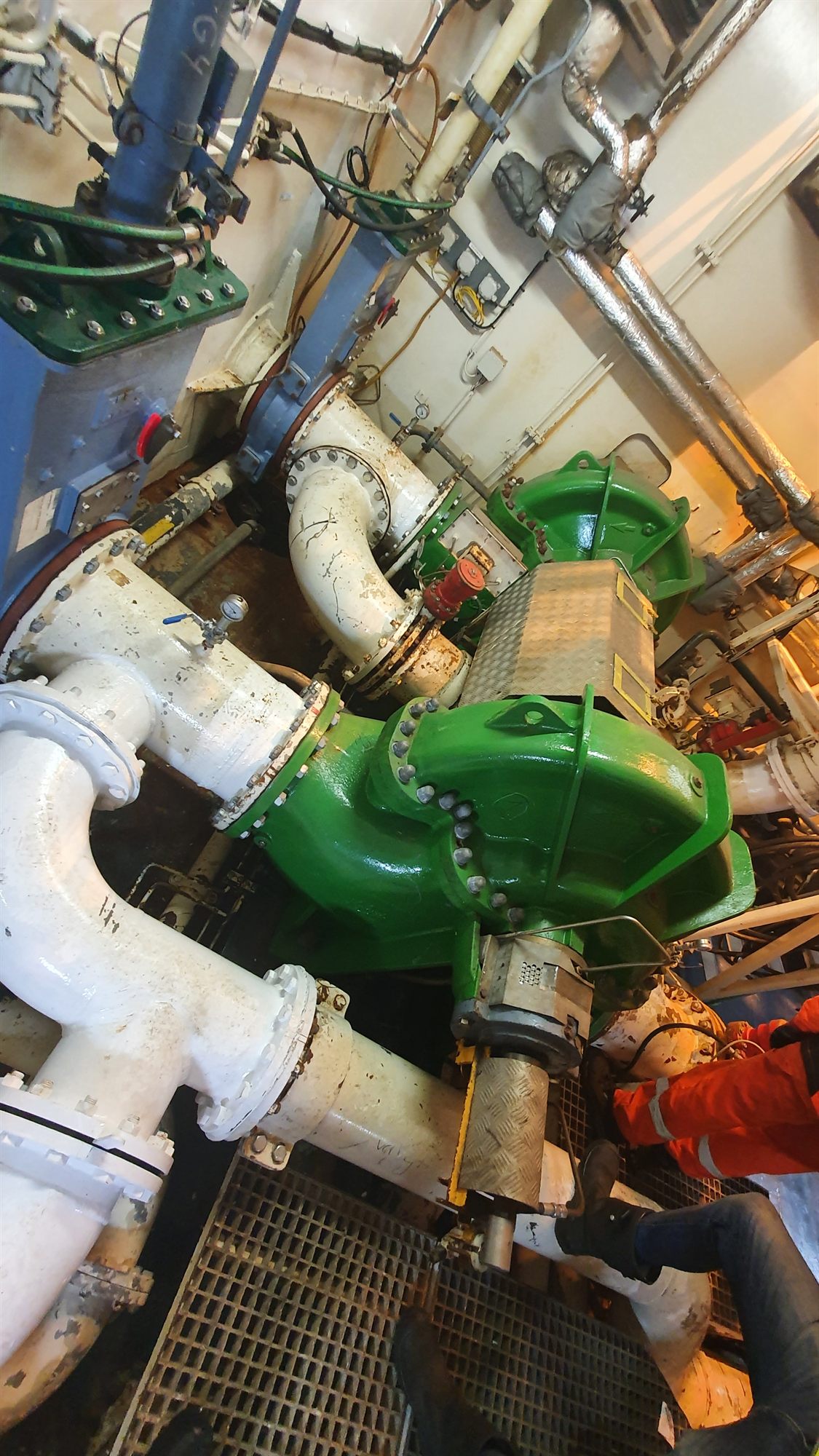 Dredge pump and airlifting arrangement for spoil removal