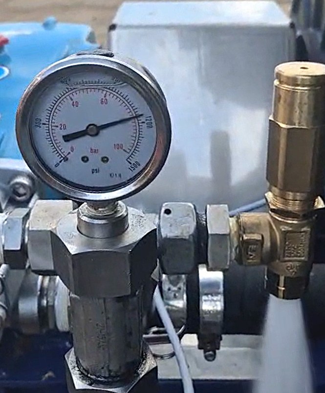 Pressure gauge and relief valve fitted to a hydraulic pump