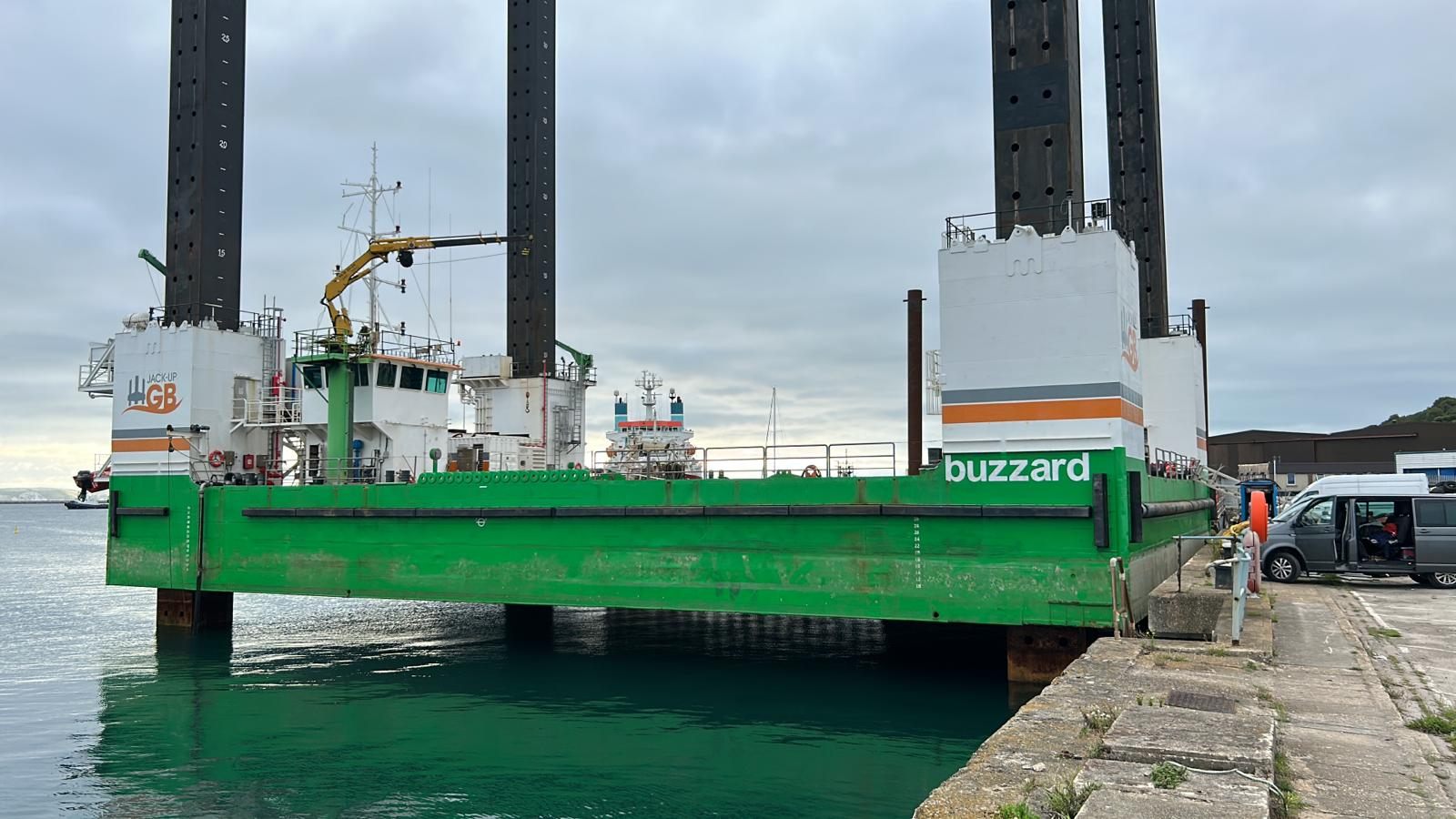 Jacking system supporting an elevated barge