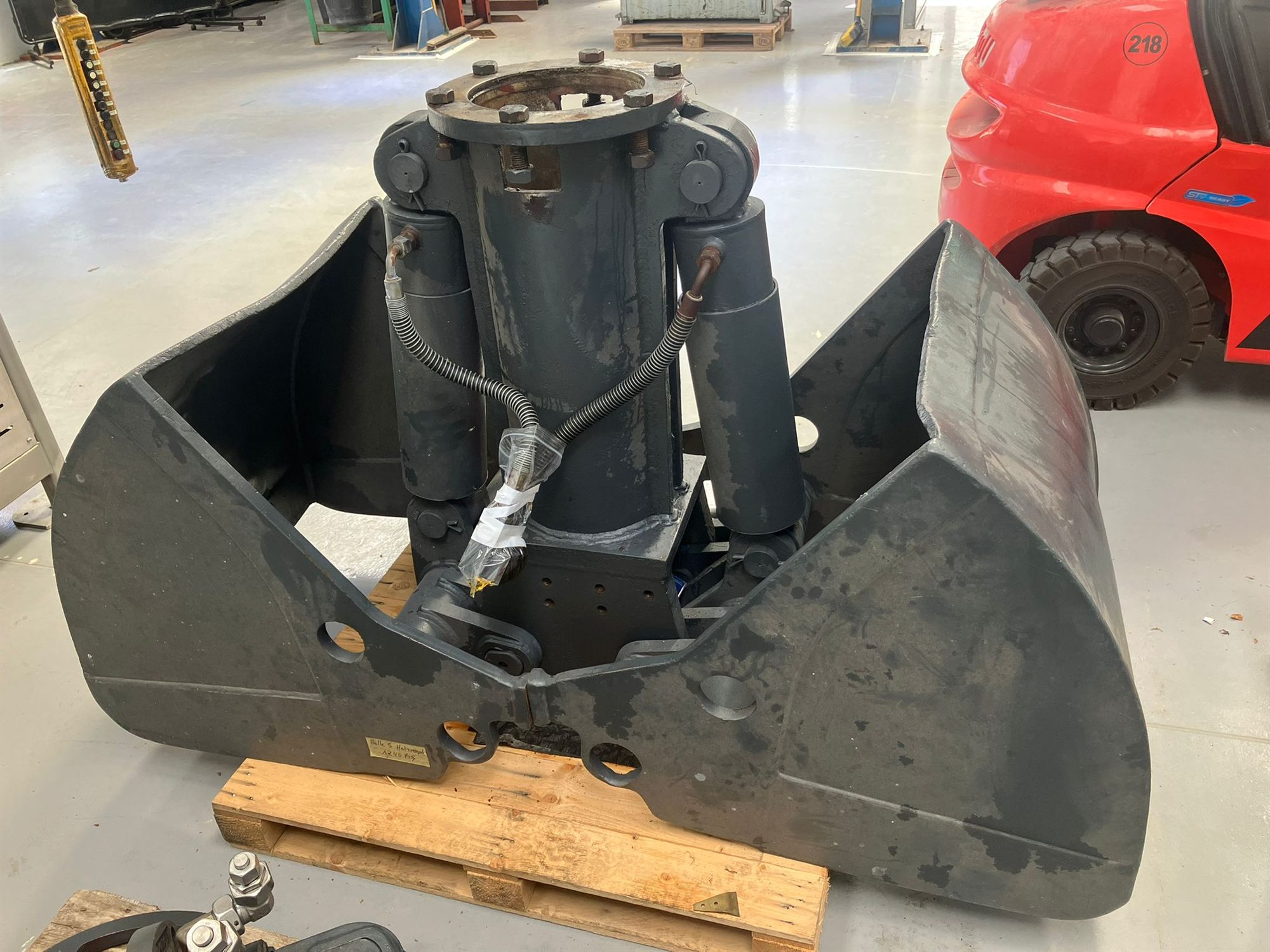 Shaft-clearing grab equipment